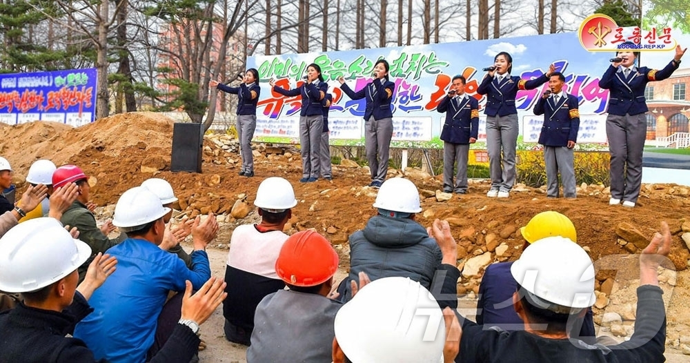 (평양 노동신문=뉴스1) = 북한 노동당 기관지 노동신문은 22일 "중요 건설장들에서 힘있는 화선 선동으로 건설자들을 고무해 주고 있다"라고 보도했다. [국내에서만 사용가능. 재배 …