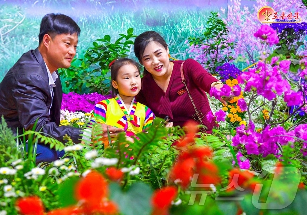(평양 노동신문=뉴스1) = 북한 노동당 기관지 노동신문은 22일 평양 옥류전시관에서 '화초축전-2026'이 열려 다양한 화초 전시와 체험을 통해 주민들의 문화생활 향상에 기여하고 …