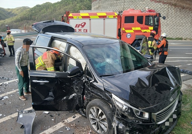 무주 한 교차로서 SUV-승합차 충돌…1명 사망