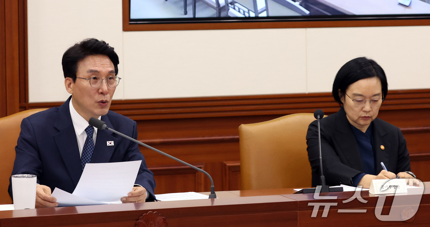 (서울=뉴스1) 김명섭 기자 = 김민석 국무총리가 22일 서울 종로구 세종대로 정부서울청사에서 열린 비상경제본부회의에서 모두 발언을 하고 있다.  2026.4.22/뉴스1