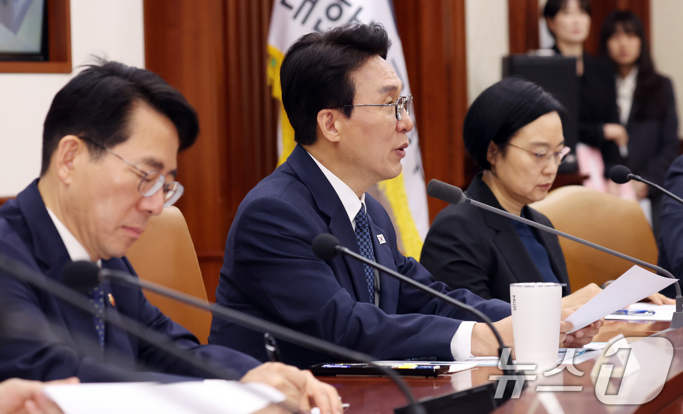 (서울=뉴스1) 김명섭 기자 = 김민석 국무총리가 22일 서울 종로구 세종대로 정부서울청사에서 열린 비상경제본부회의에서 모두 발언을 하고 있다.  2026.4.22/뉴스1