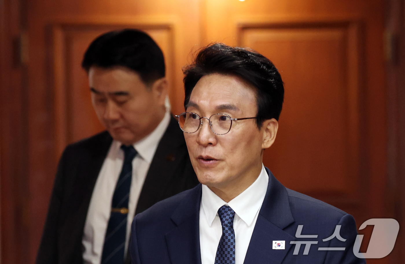 (서울=뉴스1) 김명섭 기자 = 김민석 국무총리가 22일 서울 종로구 세종대로 정부서울청사에서 열린 비상경제본부회의에 참석하고 있다. 2026.4.22/뉴스1