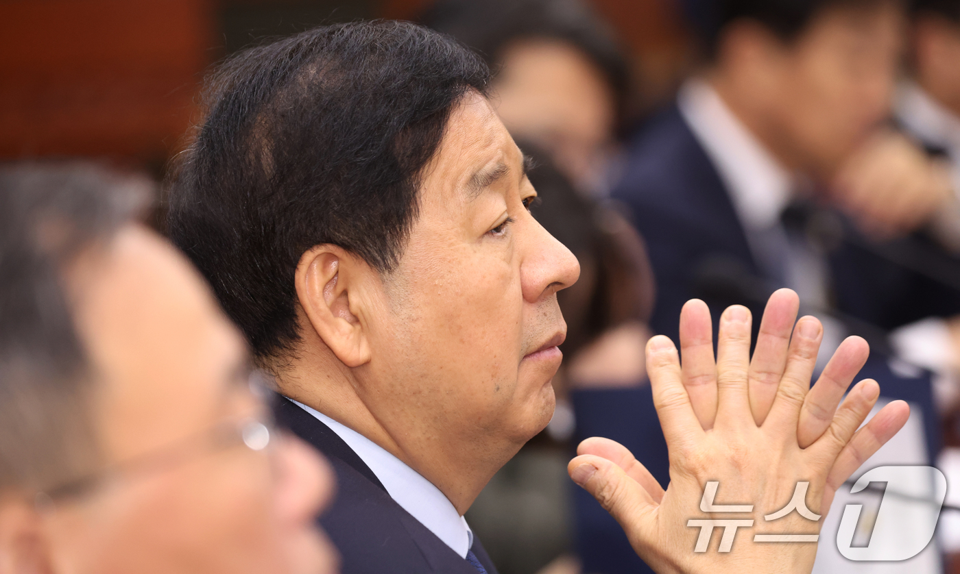 (서울=뉴스1) 김명섭 기자 = 구윤철 경제부총리 겸 재정경제부 장관이 22일 서울 종로구 세종대로 정부서울청사에서 열린 비상경제본부회의에서 생각에 잠겨 있다. 2026.4.22/ …