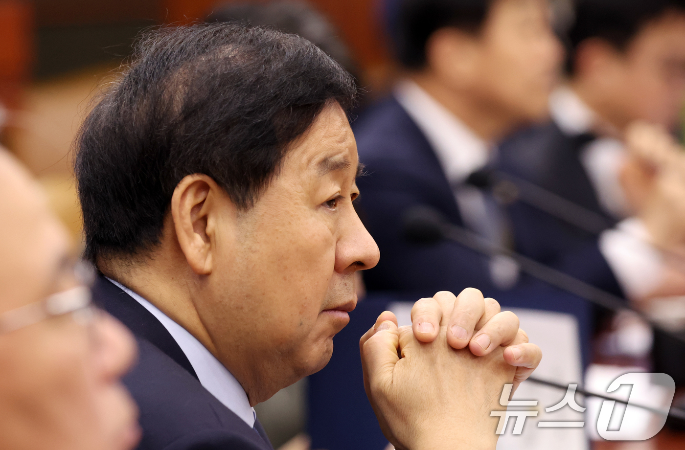 (서울=뉴스1) 김명섭 기자 = 구윤철 경제부총리 겸 재정경제부 장관이 22일 서울 종로구 세종대로 정부서울청사에서 열린 비상경제본부회의에서 생각에 잠겨 있다. 2026.4.22/ …