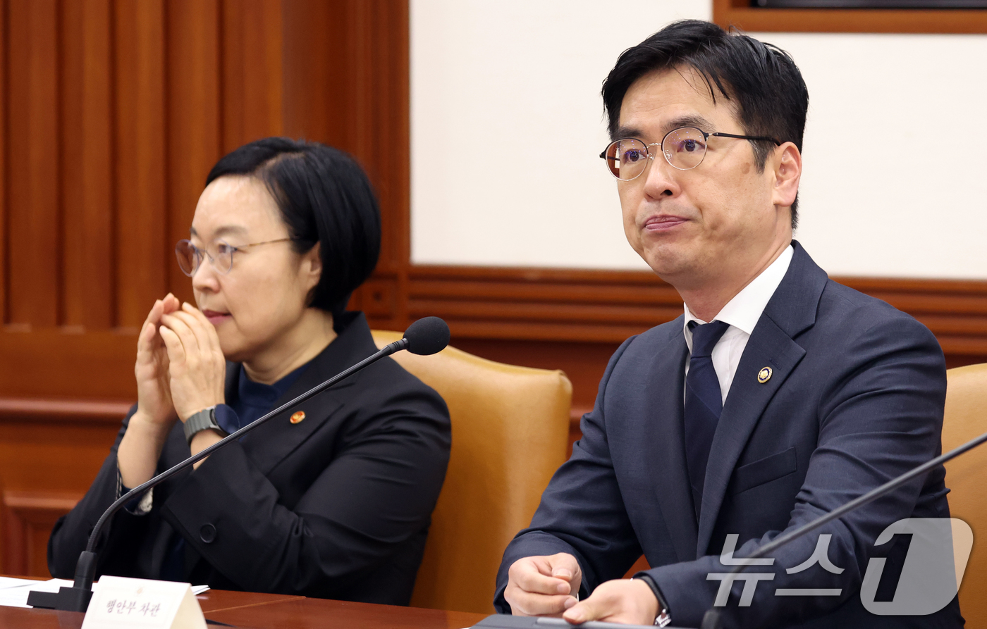 (서울=뉴스1) 김명섭 기자 = 김민재 행정안전부 차관이 22일 서울 종로구 세종대로 정부서울청사에서 열린 비상경제본부회의에 참석하고 있다. 2026.4.22/뉴스1