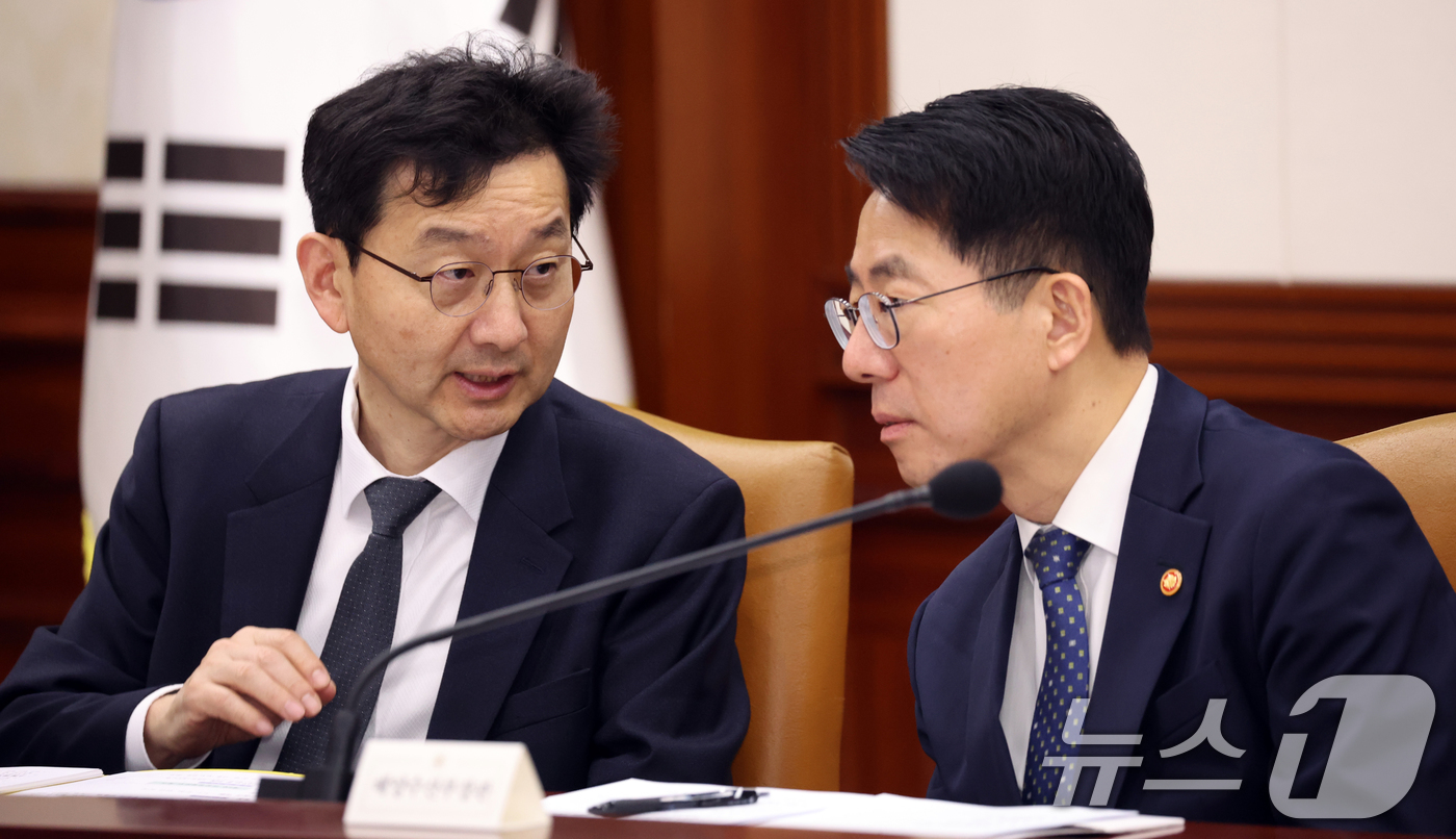 (서울=뉴스1) 김명섭 기자 = 윤창렬 국무조정실장과 황종우 해양수산부 장관이 22일 서울 종로구 세종대로 정부서울청사에서 열린 비상경제본부회의에서 대화를 하고 있다. 2026.4 …