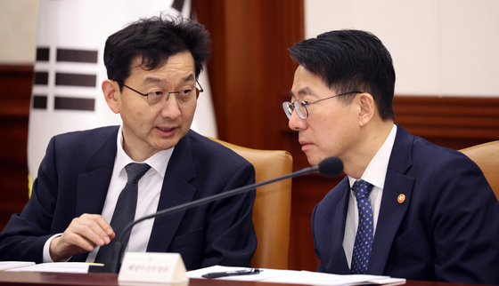 대화하는 윤창렬 국무조정실장과 황종우 장관