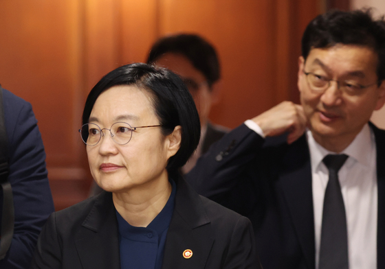 비상경제본부회의 참석하는 한성숙 장관