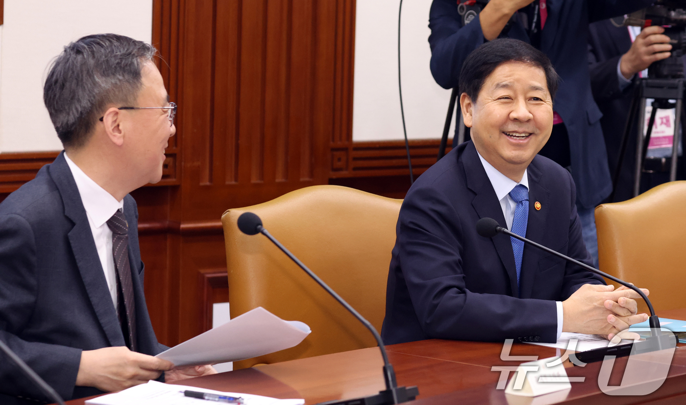 (서울=뉴스1) 김명섭 기자 = 구윤철 경제부총리 겸 재정경제부 장관이 22일 서울 종로구 세종대로 정부서울청사에서 열린 비상경제본부회의에서 웃으며 대화를 하고 있다. 2026.4 …