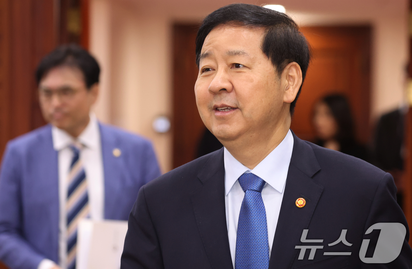 (서울=뉴스1) 김명섭 기자 = 구윤철 경제부총리 겸 재정경제부 장관이 22일 서울 종로구 세종대로 정부서울청사에서 열린 비상경제본부회의에 참석하고 있다. 2026.4.22/뉴스1 …