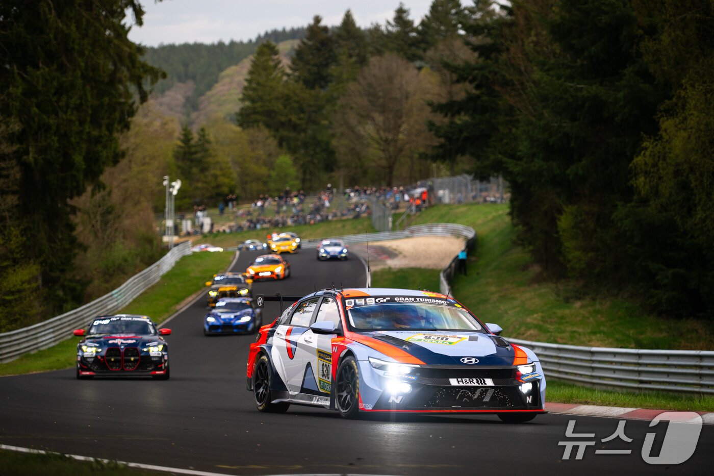 본문 이미지 - 지난 19일(현지시각) 독일에서 열린 자동차 내구 레이스 대회 '2026 뉘르부르크링 24시' TCR 클래스 예선에서 현대자동차 고성능 브랜드 '현대 N' 경주차 '엘란트라 N TCR'이 질주하는 모습(현대차 제공). 2026.4.22.