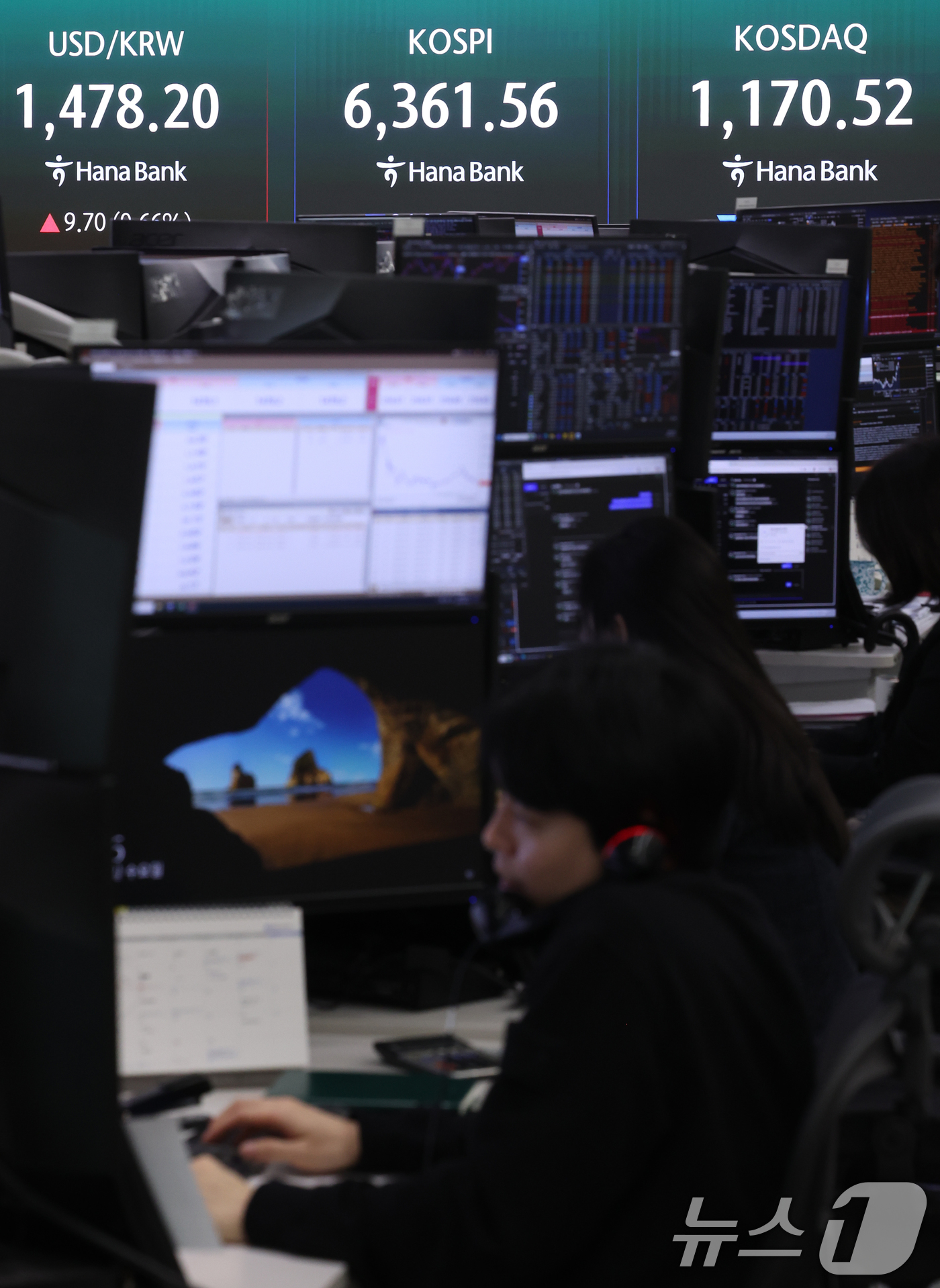 (서울=뉴스1) 조연우 인턴기자 = 22일 오전 서울 중구 하나은행 딜링룸에 개장 시황이 나오고 있다. 이날 코스피는 전일 대비 0.90p(0.01%) 내린 6387.57, 코스닥 …