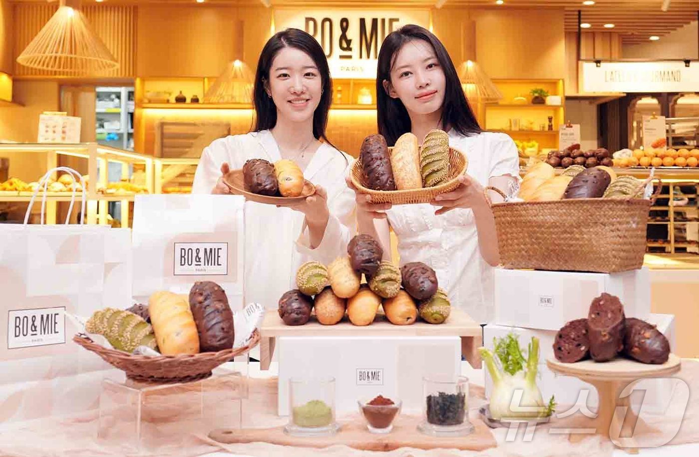(서울=뉴스1) = 신세계푸드 보엔미가 파리 현지인들의 대중적인 아침식사빵으로 알려진 '비엔누아즈' 5종을 선보인다고 22일 밝혔다. 사진은 신세계강남점 보엔미 매장에서 모델들이 …
