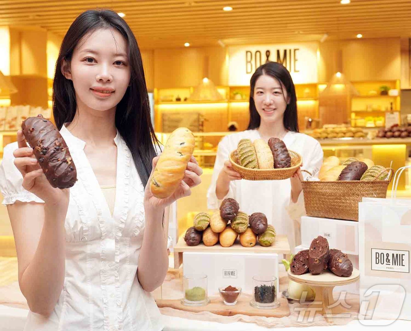 (서울=뉴스1) = 신세계푸드 보엔미가 파리 현지인들의 대중적인 아침식사빵으로 알려진 '비엔누아즈' 5종을 선보인다고 22일 밝혔다. 사진은 신세계강남점 보엔미 매장에서 모델들이 …