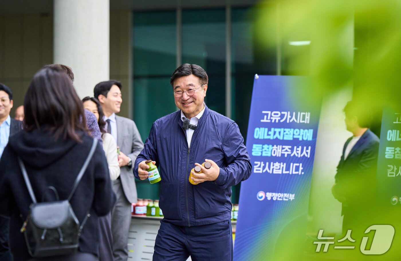 본문 이미지 - 윤호중 행정안전부 장관이 22일 정부세종청사에서 자전거로 출근한 직원들에게 '행안부 신호등 주스'를 나눠주며 에너지 절약 참여를 독려하고 있다.(행정안전부 제공)