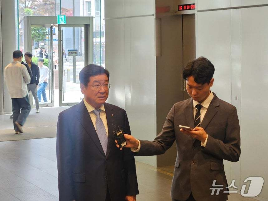 본문 이미지 - 이찬희 삼성 준법감시위원회 위원장이 21일 서울 서초구 삼성생명에서 열린 4기 준범감시위원회 정례회의에 참석하기 전 취재진의 질문에 답하고 있다. 2026. 4. 21/뉴스1 원태성 기자