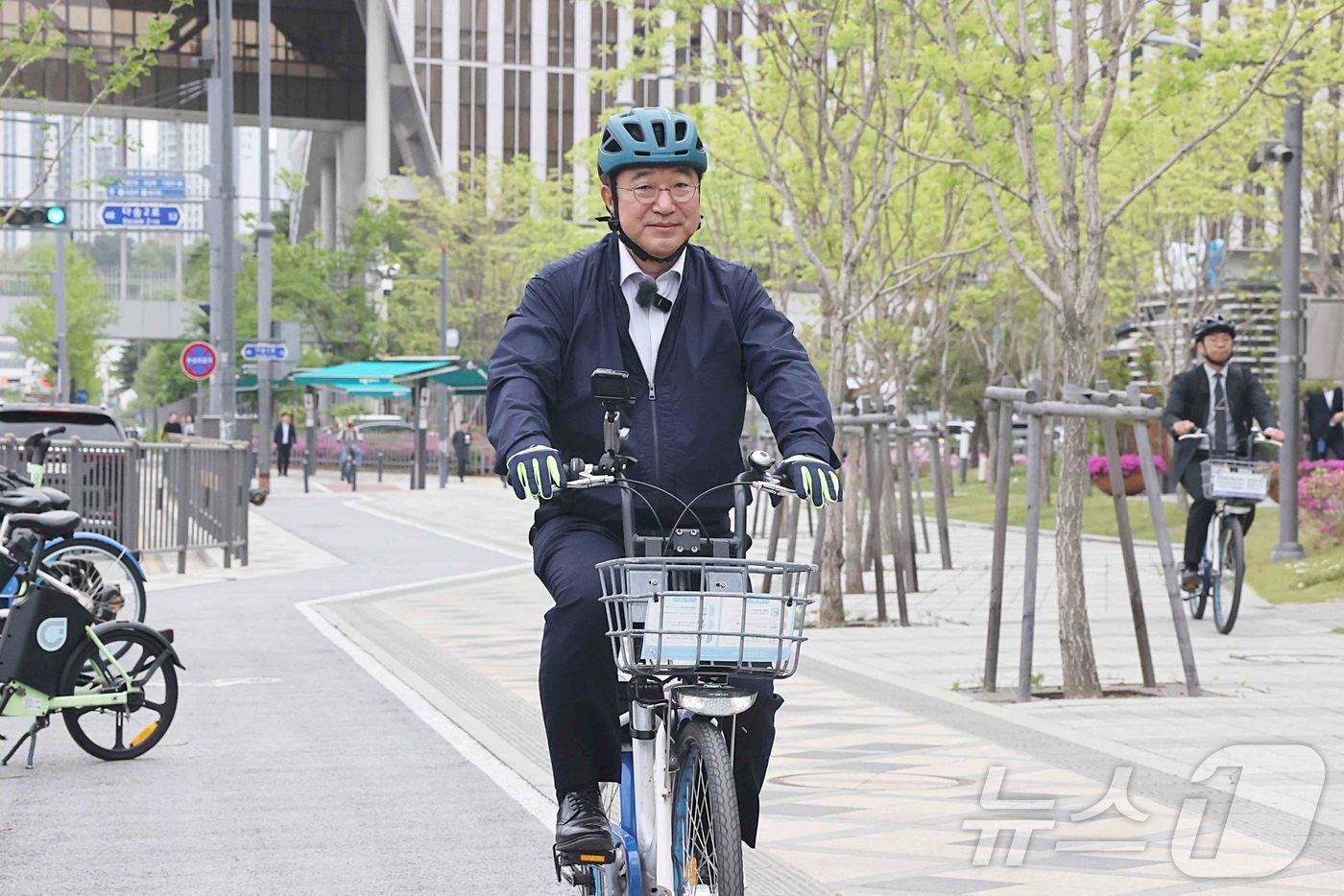 본문 이미지 - 윤호중 행정안전부 장관이 22일 오전 지구의 날이자 자전거의 날을 맞아 정부세종청사 중앙동으로 세종시 공영 자전거를 이용해 출근하고 있다. (행정안전부 제공. 재판매 및 DB 금지) 2026.4.22 ⓒ 뉴스1