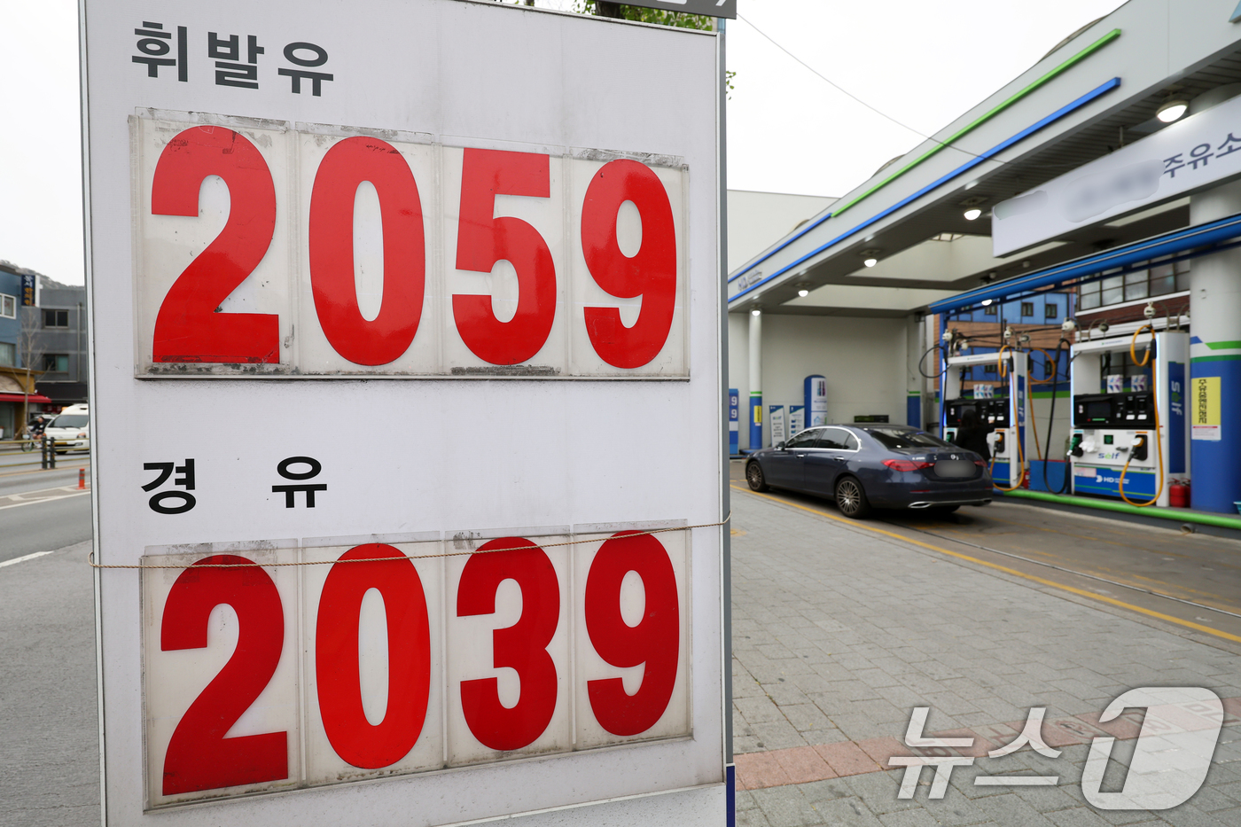 (서울=뉴스1) 황기선 기자 = 22일 서울시내 한 주유소에 휘발유와 경유 가격이 표시되어 있다.한국은행이 이날 발표한 '2026년 3월 생산자물가지수(잠정)'에 따르면 지난달 생 …