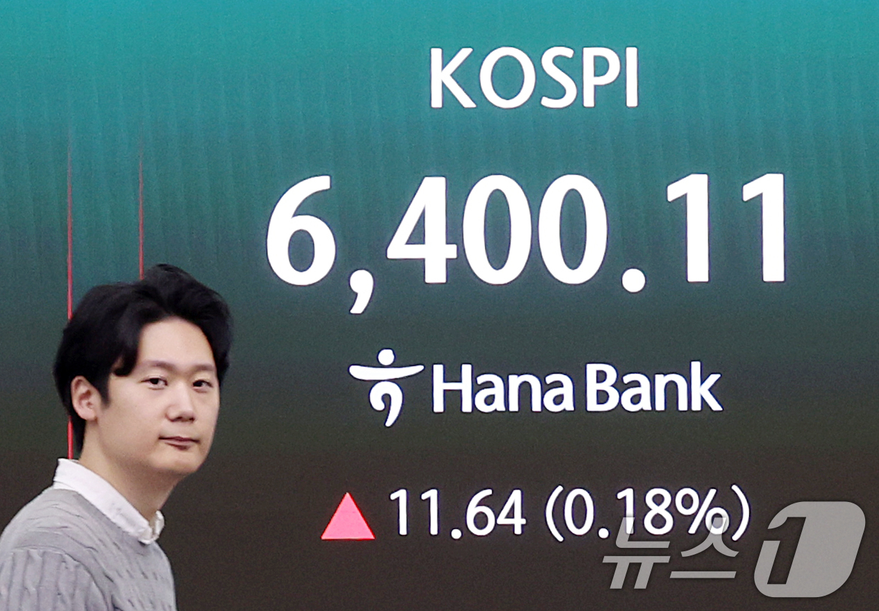 (서울=뉴스1) 조연우 인턴기자 = 코스피가 장중 6400선을 돌파한 뒤 혼조세를 보이고 있는 22일 오전 서울 중구 하나은행 딜링룸에 시황이 나오고 있다.이날 코스피는 전일 대비 …
