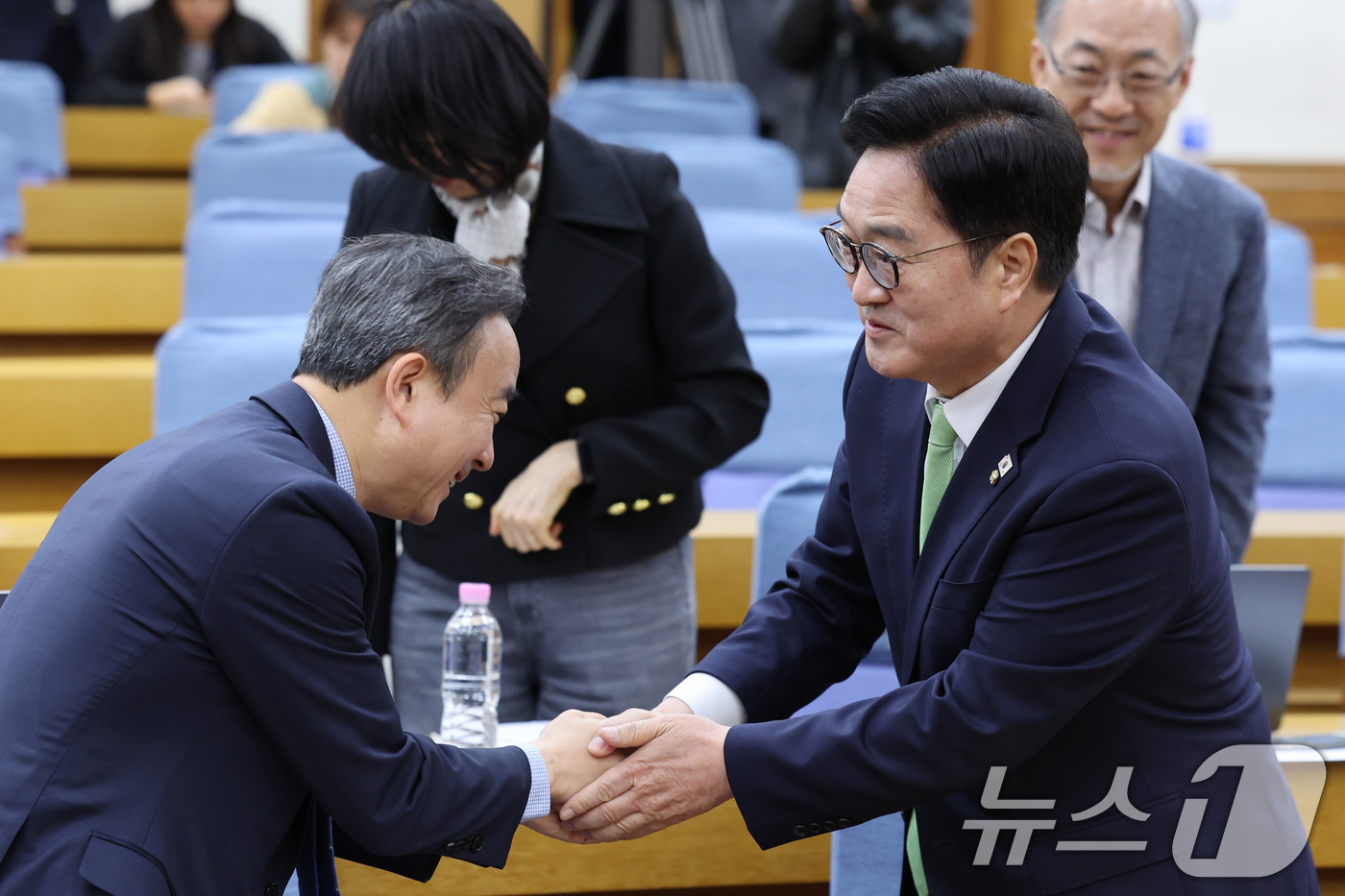 (서울=뉴스1) 신웅수 기자 = 우원식 국회의장이 22일 서울 여의도 국회 의원회관에서 열린 AI 인재 양성을 위한 정책토론회에서 참석자들과 인사하고 있다. 2026.4.22/뉴스 …