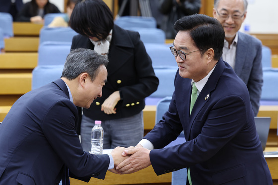 인사나누는 우원식 의장