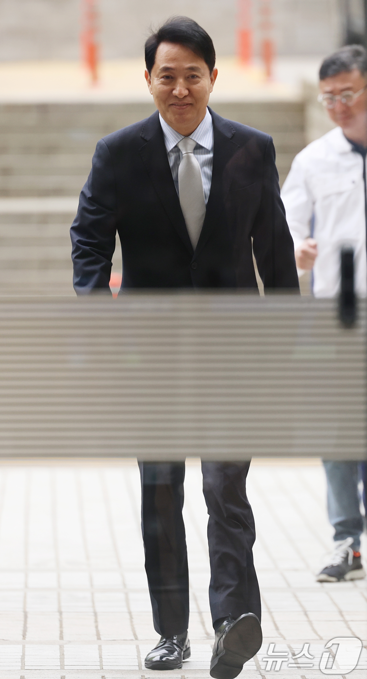 (서울=뉴스1) 오대일 기자 = 오세훈 서울시장이 22일 오전 서울 서초구 서울중앙지방법원에서 열린 '명태균 여론조사 의혹' 사건 1심 속행 공판에 출석하고 있다.  2026.4. …