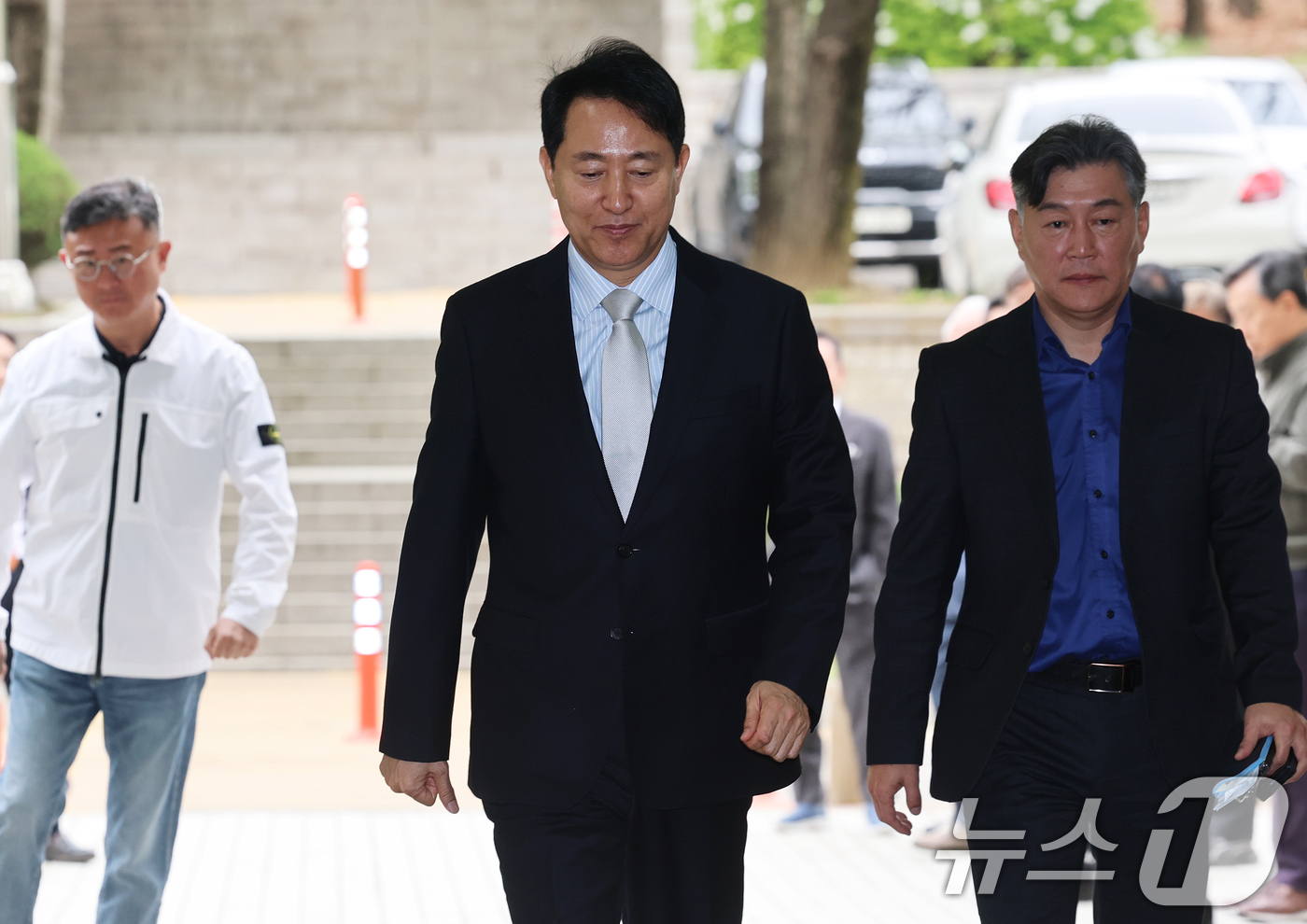 (서울=뉴스1) 오대일 기자 = 오세훈 서울시장이 22일 오전 서울 서초구 서울중앙지방법원에서 열린 '명태균 여론조사 의혹' 사건 1심 속행 공판에 출석하고 있다. 2026.4.2 …
