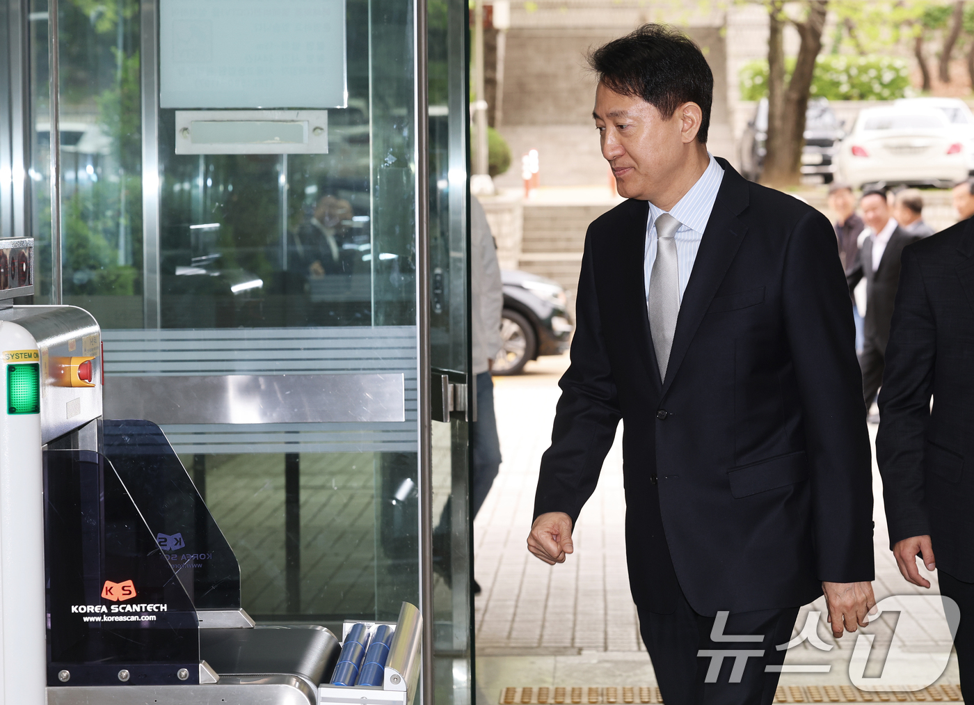 (서울=뉴스1) 오대일 기자 = 오세훈 서울시장이 22일 오전 서울 서초구 서울중앙지방법원에서 열린 '명태균 여론조사 의혹' 사건 1심 속행 공판에 출석하고 있다. 2026.4.2 …