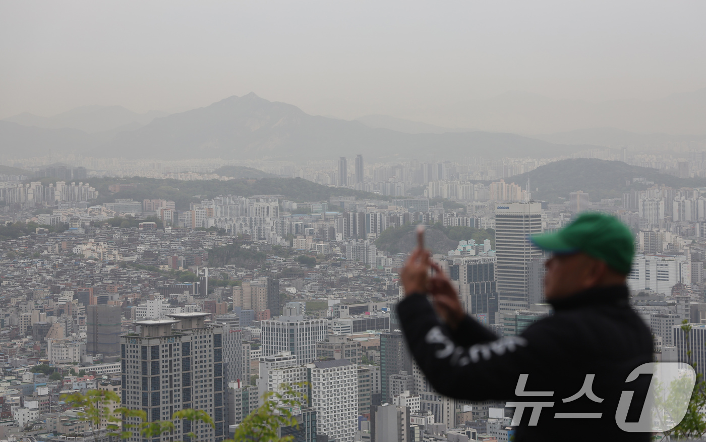 (서울=뉴스1) 임지훈 인턴기자 = 전국 대부분 지역에 황사의 영향으로 미세먼지 농도가 나쁨 수준을 보인 22일 오전 서울 남산에서 바라본 서울 도심이 뿌옇게 보이고 있다. 202 …