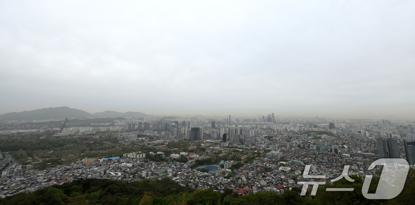(서울=뉴스1) 임지훈 인턴기자 = 전국 대부분 지역에 황사의 영향으로 미세먼지 농도가 나쁨 수준을 보인 22일 오전 서울 남산에서 바라본 도심 위로 누런 황사띠가 펼쳐져 있다. …