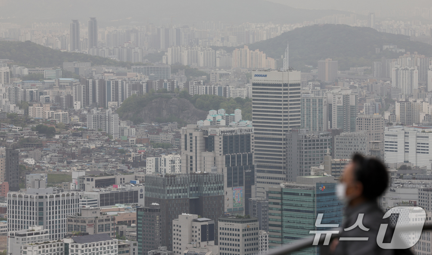 (서울=뉴스1) 임지훈 인턴기자 = 전국 대부분 지역에 황사의 영향으로 미세먼지 농도가 나쁨 수준을 보인 22일 오전 서울 남산에서 마스크를 쓴 한 시민이 도심을 바라보고 있다. …