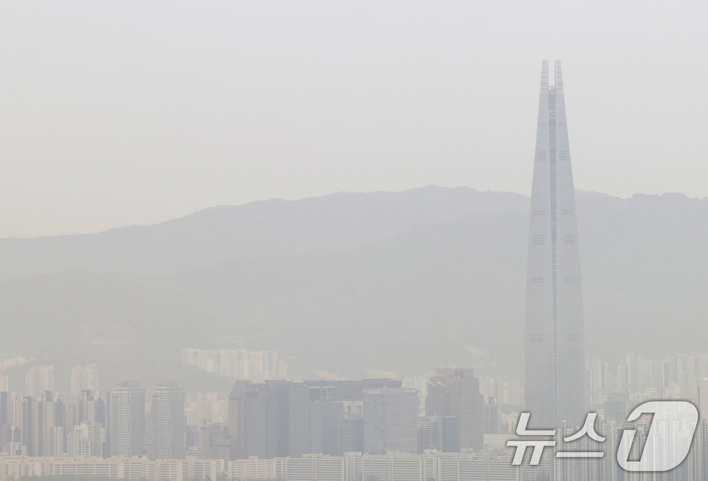 (서울=뉴스1) 임지훈 인턴기자 = 전국 대부분 지역에 황사의 영향으로 미세먼지 농도가 나쁨 수준을 보인 22일 오전 서울 남산에서 바라본 롯데타워가 흐리게 보이고 있다. 2026 …