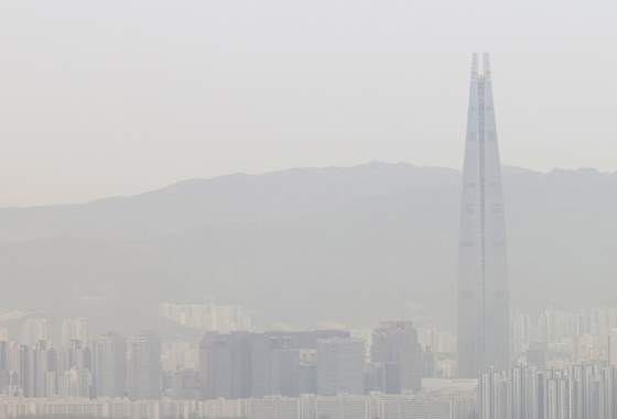 흐릿하게 보이는 서울 도심