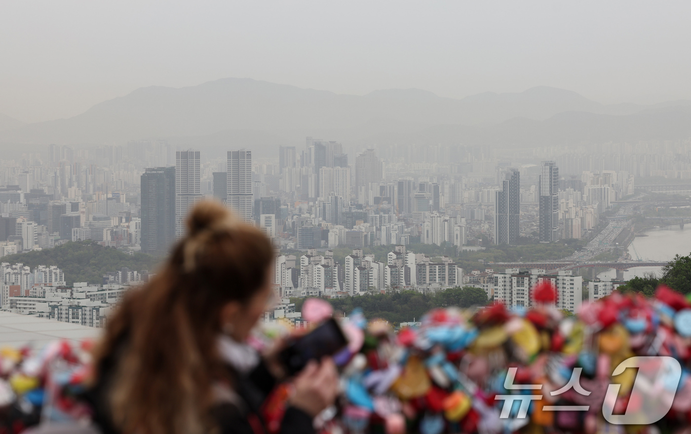 (서울=뉴스1) 임지훈 인턴기자 = 전국 대부분 지역에 황사의 영향으로 미세먼지 농도가 나쁨 수준을 보인 22일 오전 서울 남산에서 바라본 서울 하늘이 뿌옇게 보이고 있다. 202 …