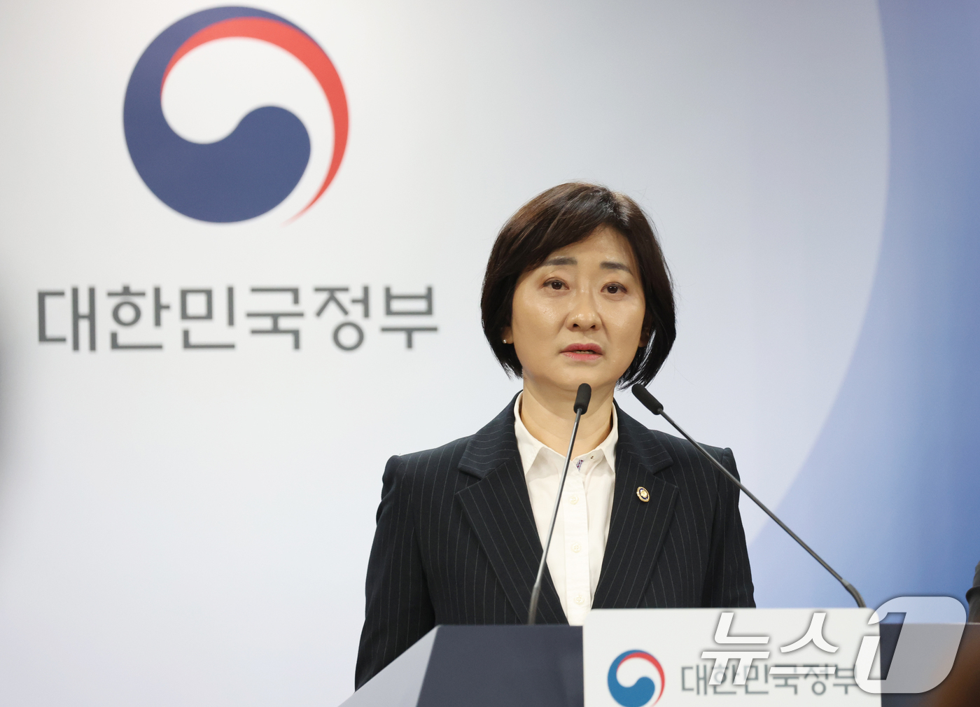 (서울=뉴스1) 김명섭 기자 = 이스란 보건복지부 1차관이 22일 서울 종로구 세종대로 정부서울청사에서 아동학대 예방 및 대응 강화방안 브리핑을 하고 있다.  2026.4.22/뉴 …