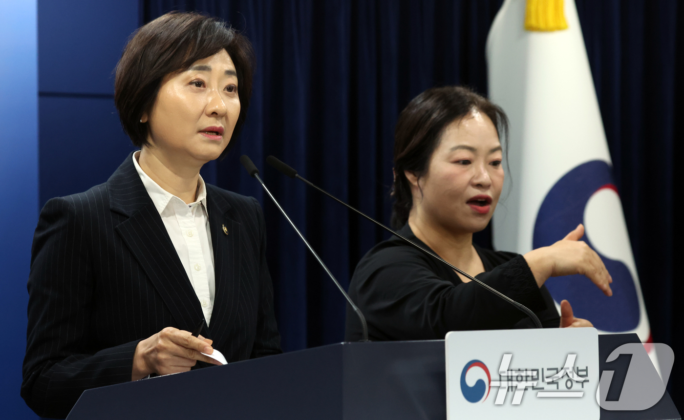(서울=뉴스1) 김명섭 기자 = 이스란 보건복지부 1차관이 22일 서울 종로구 세종대로 정부서울청사에서 아동학대 예방 및 대응 강화방안 브리핑을 하고 있다.  2026.4.22/뉴 …
