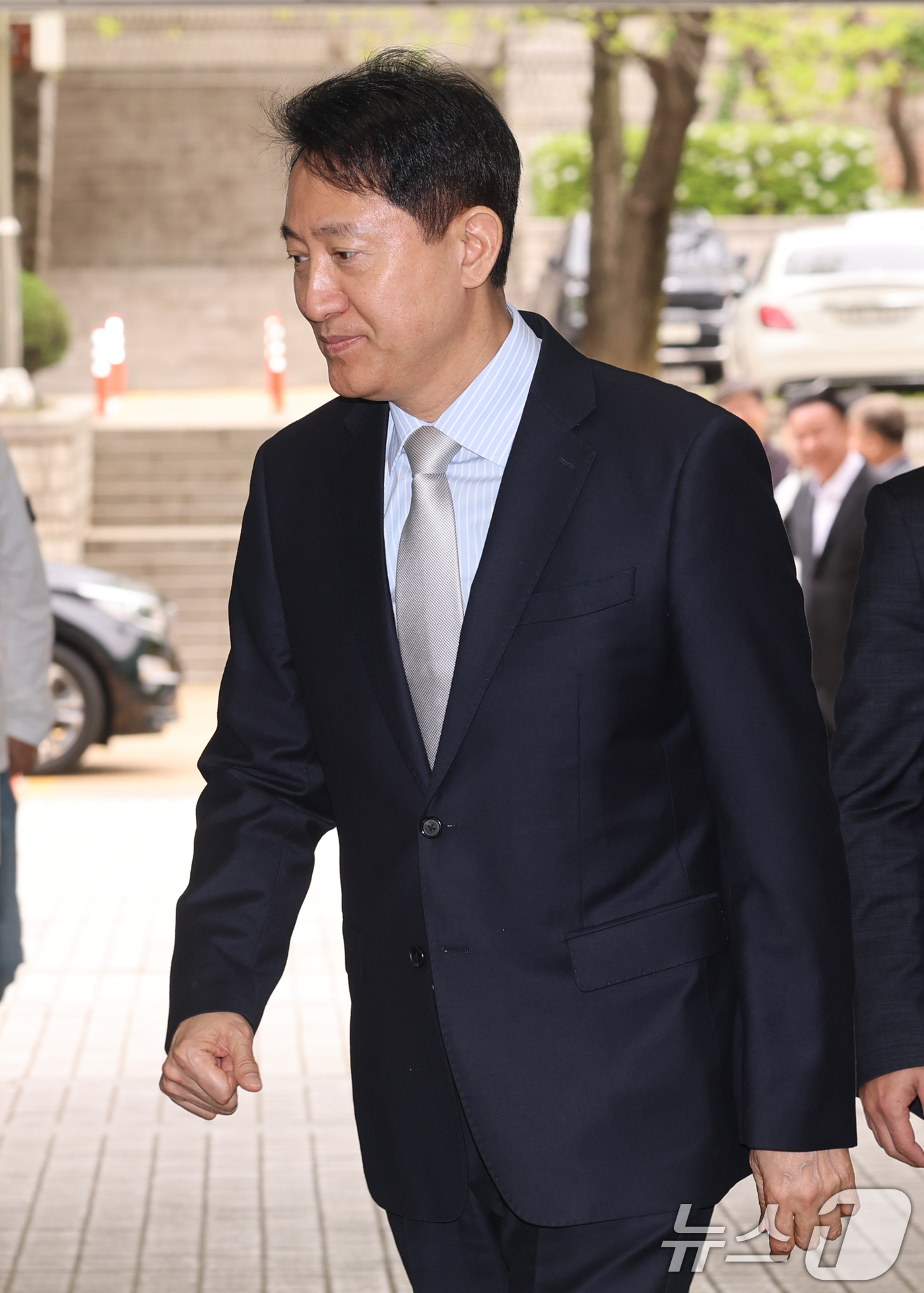 (서울=뉴스1) 오대일 기자 = 오세훈 서울시장이 22일 오전 서울 서초구 서울중앙지방법원에서 열린 '명태균 여론조사 의혹' 사건 1심 속행 공판에 출석하고 있다. 2026.4.2 …