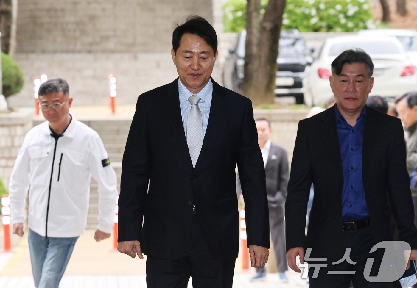 (서울=뉴스1) 오대일 기자 = 오세훈 서울시장이 22일 오전 서울 서초구 서울중앙지방법원에서 열린 '명태균 여론조사 의혹' 사건 1심 속행 공판에 출석하고 있다. 2026.4.2 …