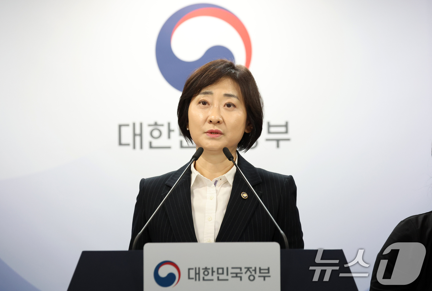 (서울=뉴스1) 김명섭 기자 = 이스란 보건복지부 1차관이 22일 서울 종로구 세종대로 정부서울청사에서 아동학대 예방 및 대응 강화방안 브리핑을 하고 있다.  2026.4.22/뉴 …