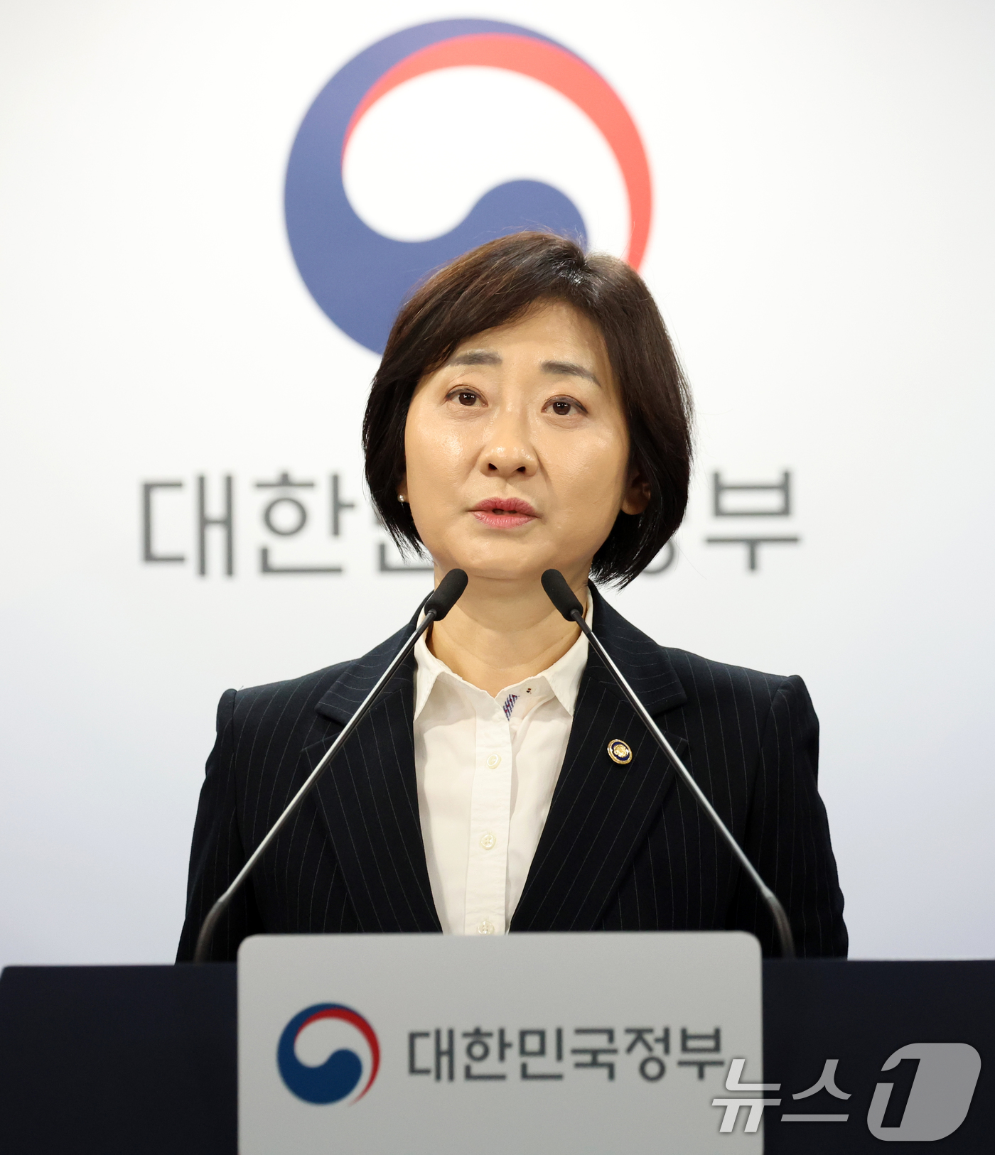 (서울=뉴스1) 김명섭 기자 = 이스란 보건복지부 1차관이 22일 서울 종로구 세종대로 정부서울청사에서 아동학대 예방 및 대응 강화방안 브리핑을 하고 있다.  2026.4.22/뉴 …