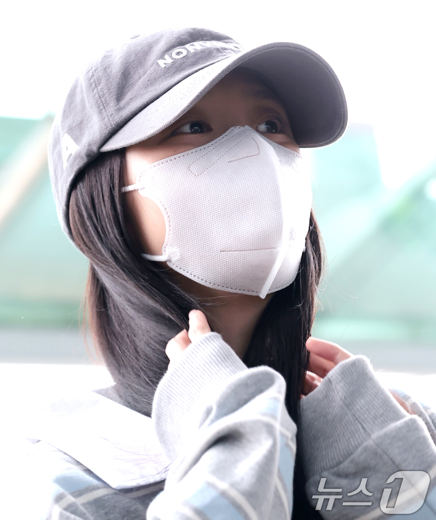 (인천공항=뉴스1) 권현진 기자 = 블랙핑크(BLACK PINK) 지수가 해외 일정을 위해 22일 오전 인천국제공항을 통해 프랑스 파리로 출국하고 있다. 2026.4.22/뉴스1