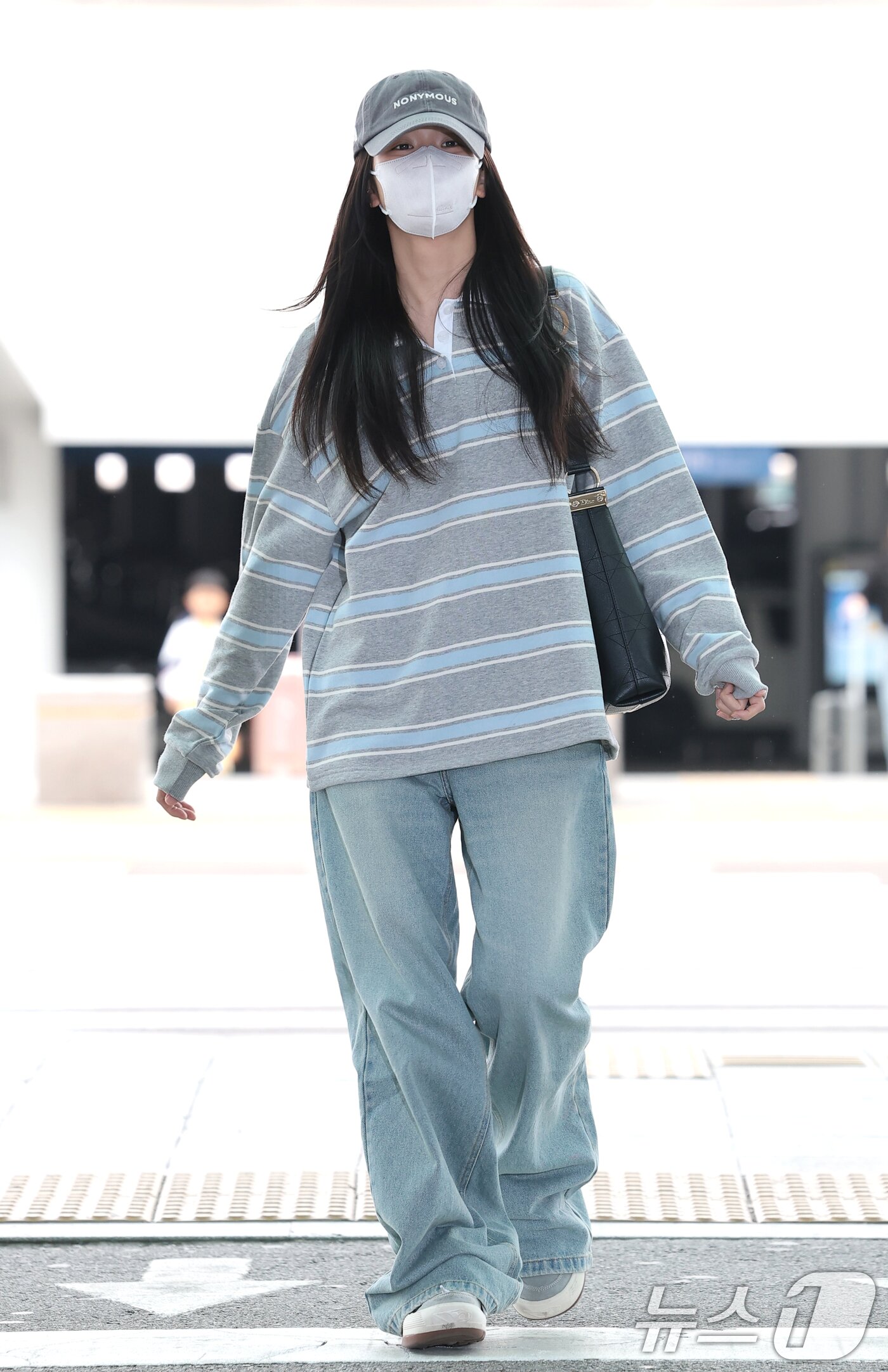 본문 이미지 - 블랙핑크(BLACK PINK) 지수가 해외 일정을 위해 22일 오전 인천국제공항을 통해 프랑스 파리로 출국하고 있다. ⓒ 뉴스1 권현진 기자