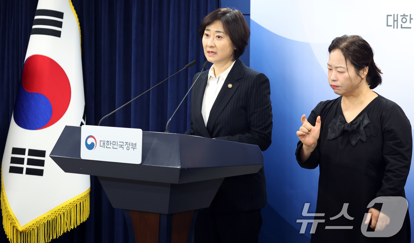 (서울=뉴스1) 김명섭 기자 = 이스란 보건복지부 1차관이 22일 서울 종로구 세종대로 정부서울청사에서 아동학대 예방 및 대응 강화방안 브리핑을 하고 있다.  2026.4.22/뉴 …