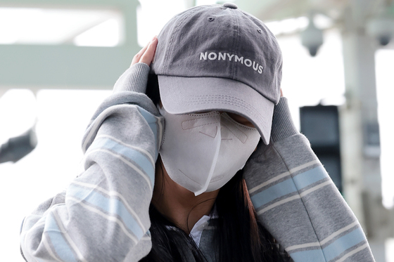 지수, 모자와 마스크로 민낯 사수