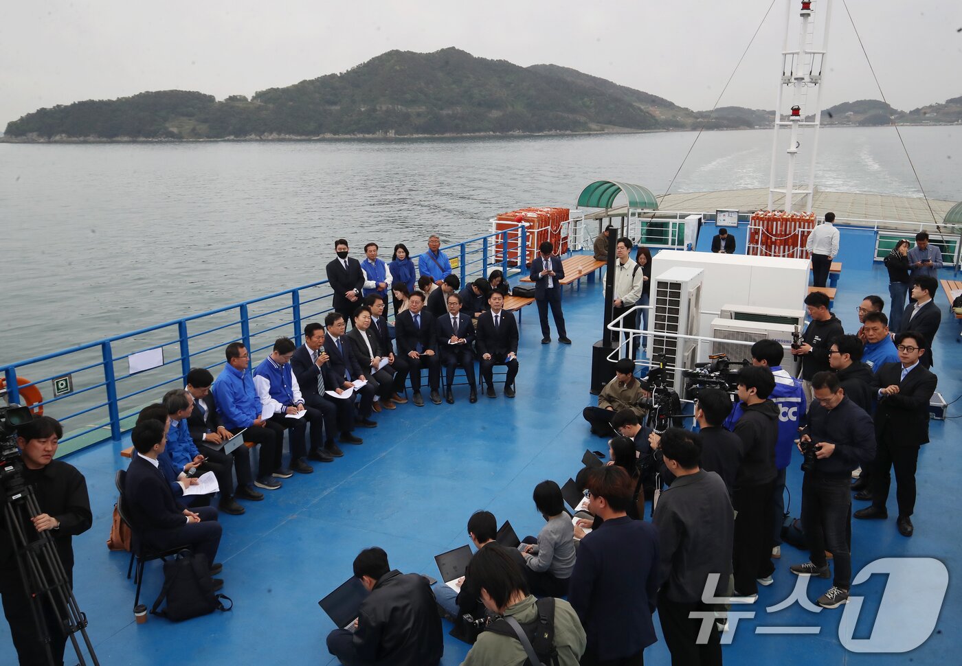 본문 이미지 - 정청래 더불어민주당 대표가 22일 경남 통영 욕지도에서 통영시로 향하는 선박 위에서 열린 '욕지도 선상 최고위원회의'에서 발언을 하고 있다. 배 위에서 이뤄지는 현장 최고위는 이번이 처음이다. 2026.4.22 ⓒ 뉴스1 윤일지 기자