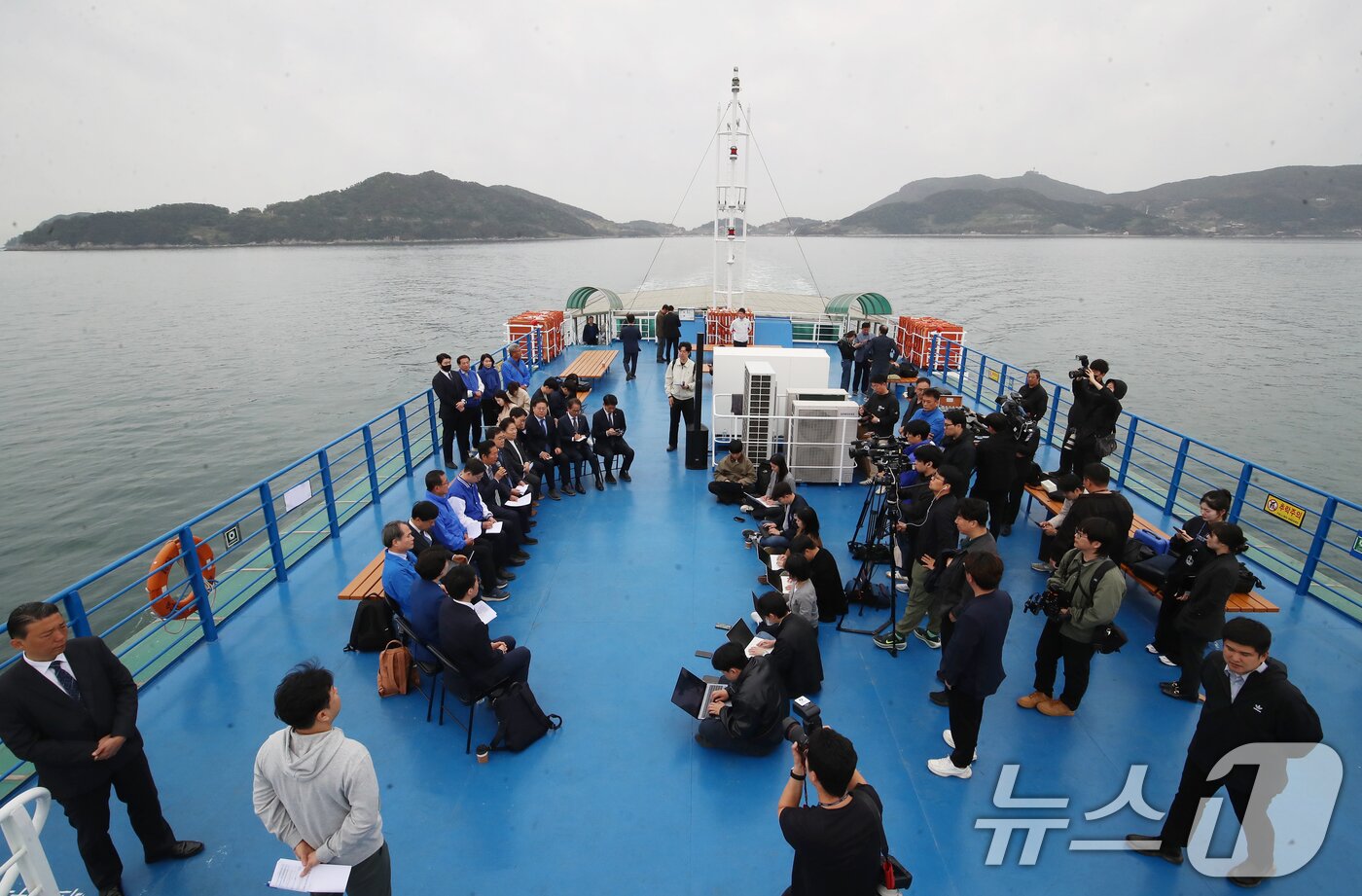 본문 이미지 - 정청래 더불어민주당 대표가 22일 경남 통영 욕지도에서 통영시로 향하는 선박 위에서 열린 '욕지도 선상 최고위원회의'에서 발언을 하고 있다. 배 위에서 이뤄지는 현장 최고위는 이번이 처음이다. 2026.4.22 ⓒ 뉴스1 윤일지 기자