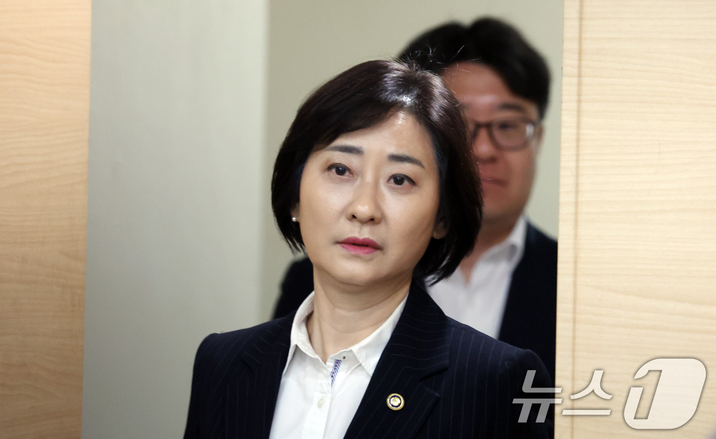 (서울=뉴스1) 김명섭 기자 = 이스란 보건복지부 1차관이 22일 서울 종로구 세종대로 정부서울청사에서 아동학대 예방 및 대응 강화방안 브리핑을 하기 위해 이동하고 있다. 2026 …