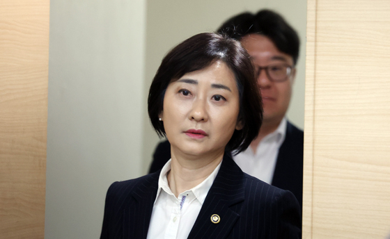 아동학대 예방 및 대응 강화방안 브리핑 위해 이동하는 이스란 차관