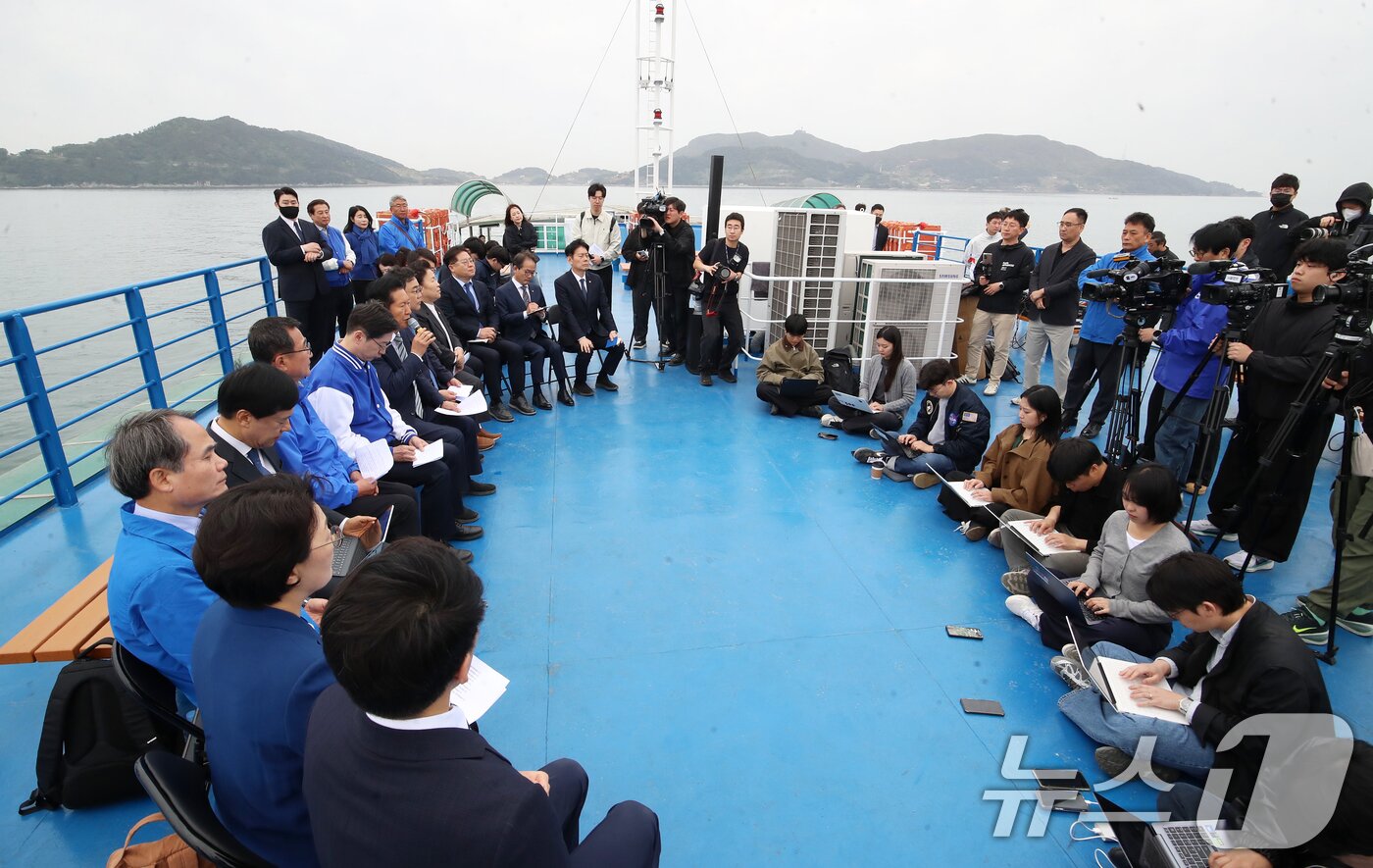 본문 이미지 - 정청래 더불어민주당 대표가 22일 경남 통영 욕지도에서 통영시로 향하는 선박 위에서 열린 '욕지도 선상 최고위원회의'에서 발언을 하고 있다. 배 위에서 이뤄지는 현장 최고위는 이번이 처음이다. 2026.4.22 ⓒ 뉴스1 윤일지 기자