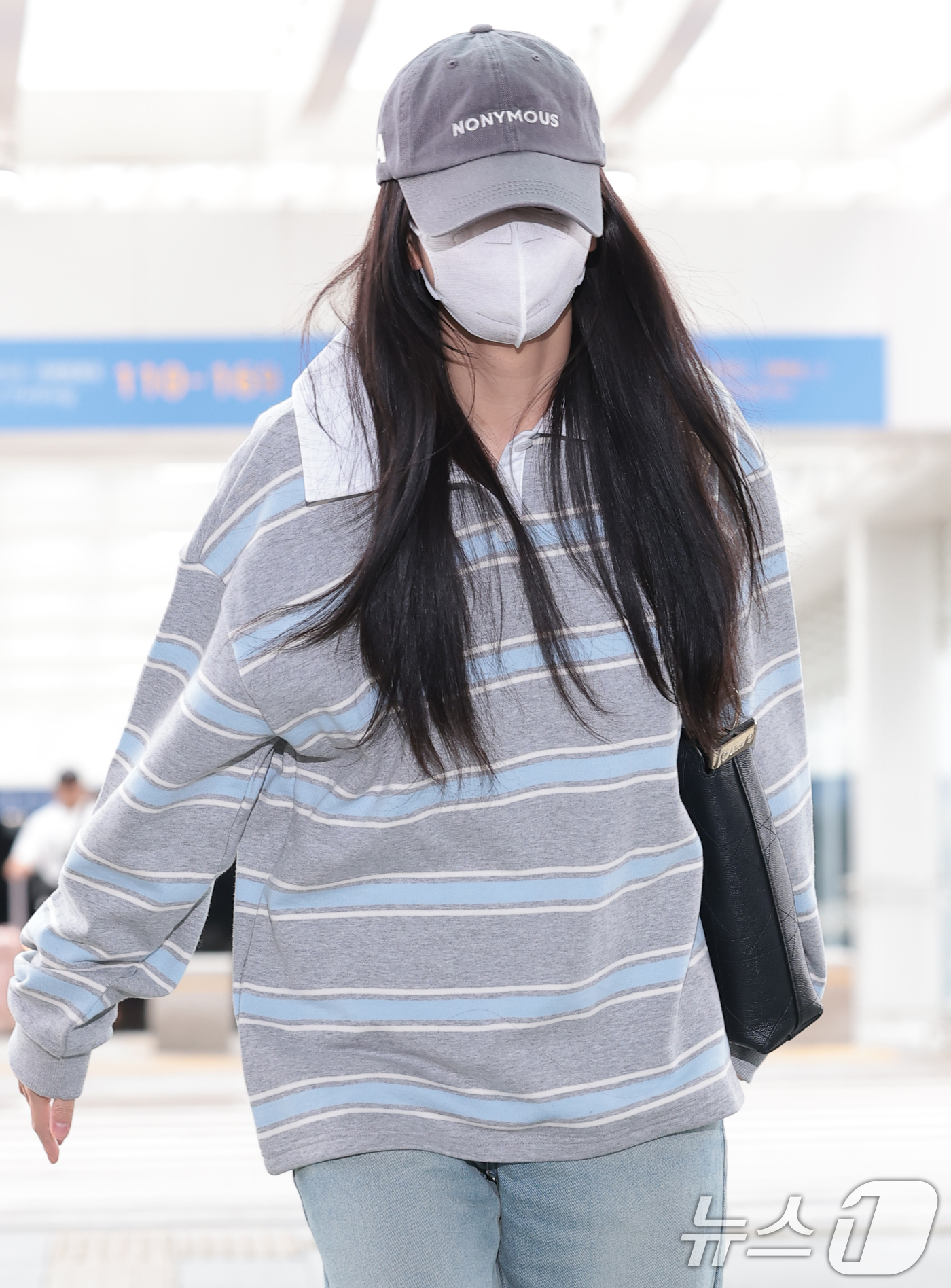 (인천공항=뉴스1) 권현진 기자 = 블랙핑크(BLACK PINK) 지수가 해외 일정을 위해 22일 오전 인천국제공항을 통해 프랑스 파리로 출국하고 있다. 2026.4.22/뉴스1